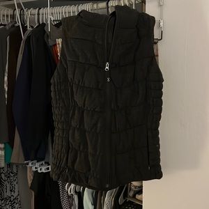 Black hooded women’s vest